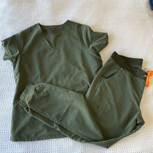 Limited edition Moss L Figs Scrub Set